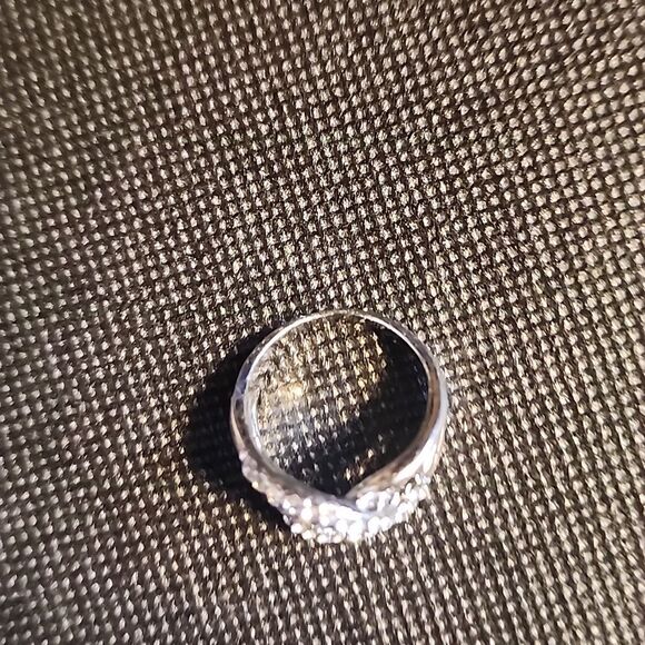 Elegant Silver Toned Women's Ring..size 6 1/2 - Picture 2 of 4